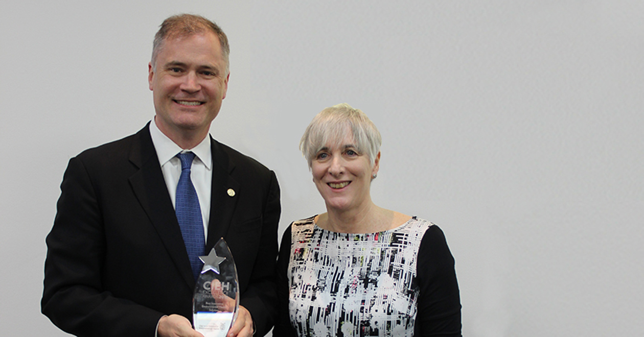 Daniel Oerther receives his CIEH Excellence Award 2018 from CIEH Chief Executive Anne Godfrey
