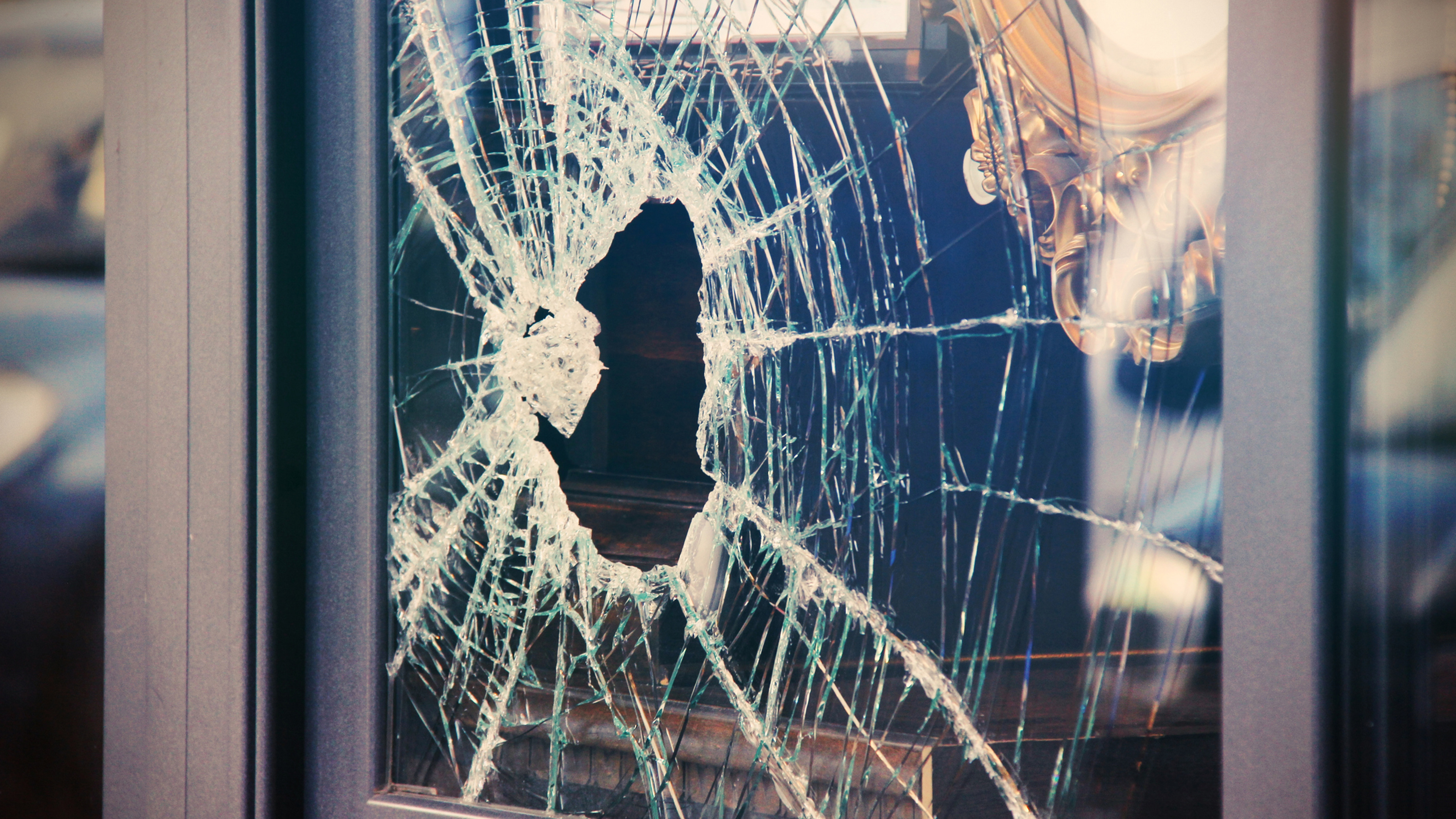 Does physical structure drive food safety behaviours of food handlers? A broken window theory perspective