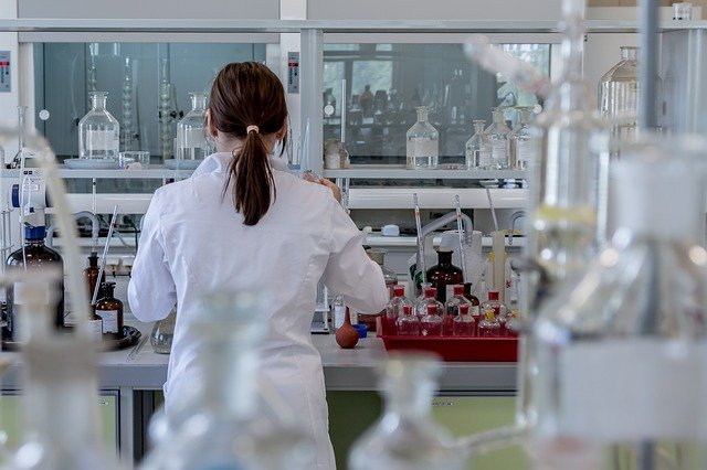 Women works in a science lab in a white lab coat