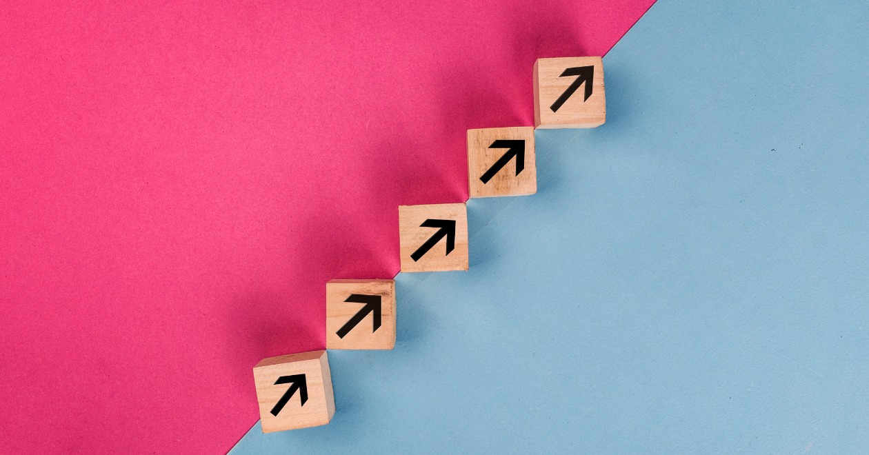 Pink and blue diagonal line of arrows