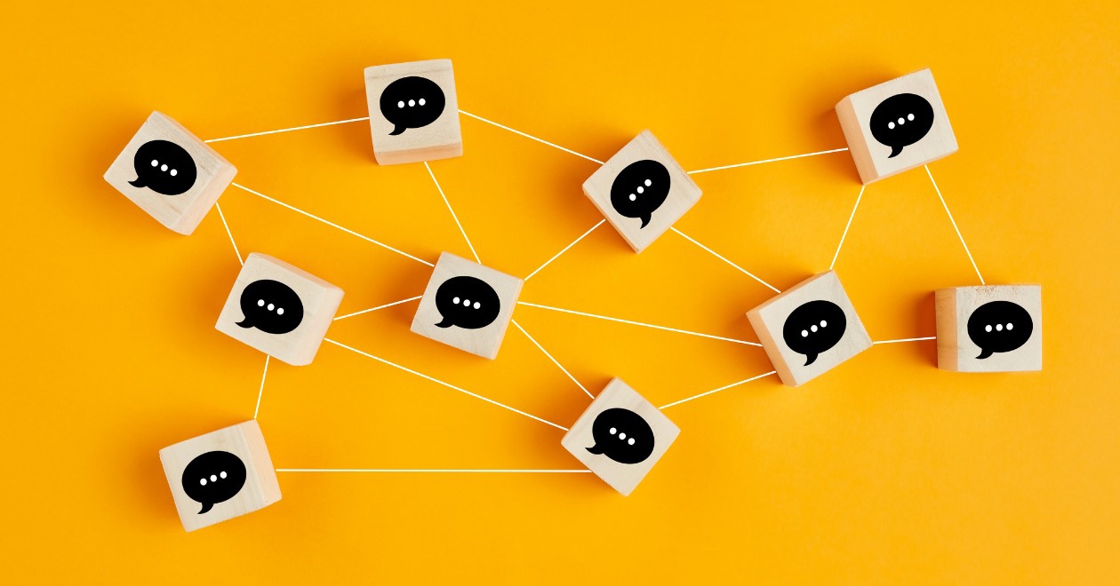Wooden cubes with speech bubbles linked to each other with lines