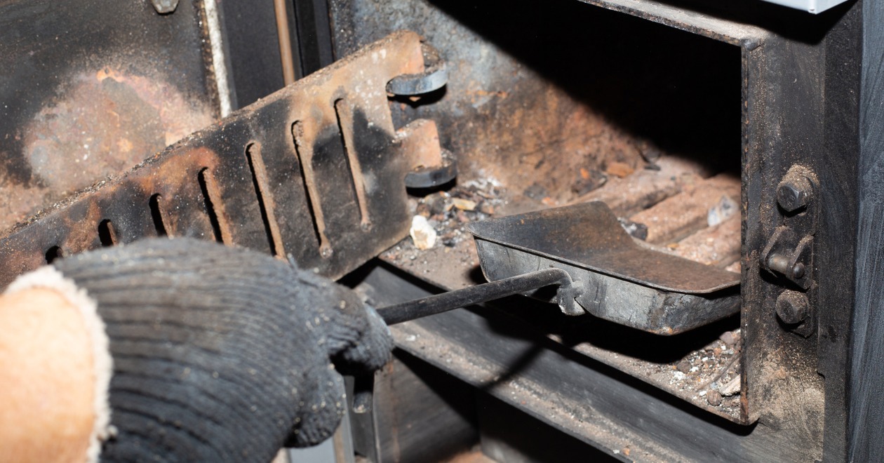 Cleaning a domestic solid fuel burner