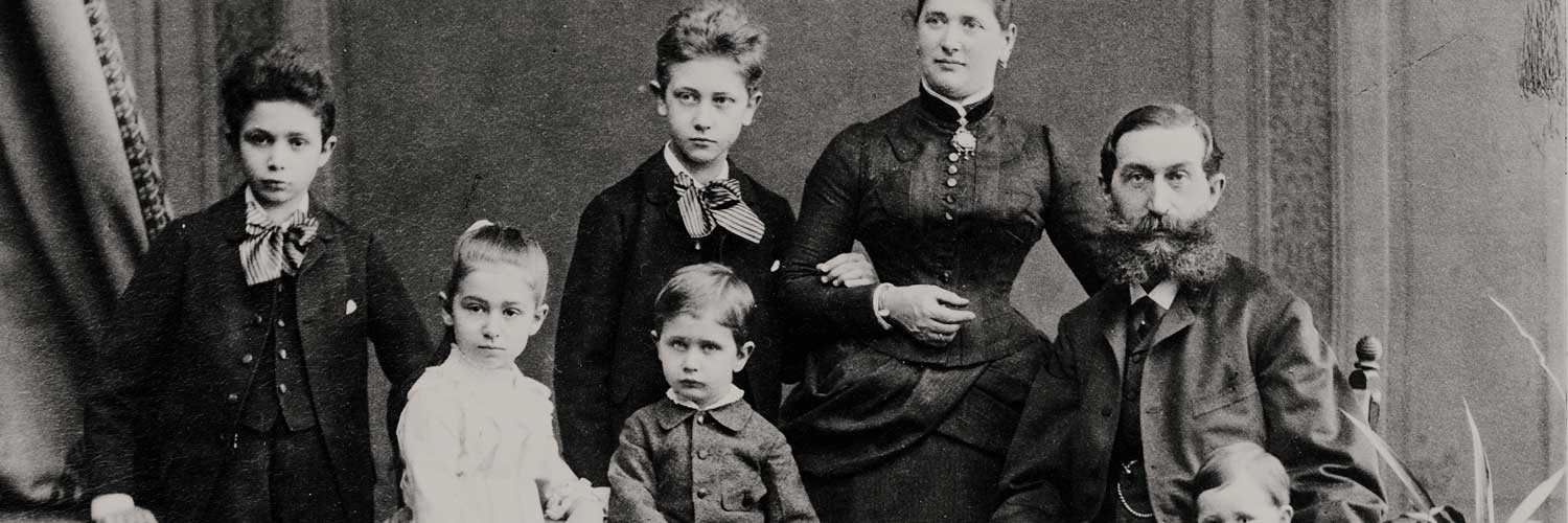 A photo of a Victorian family