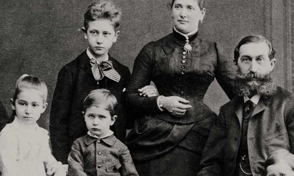 A photo of a Victorian family